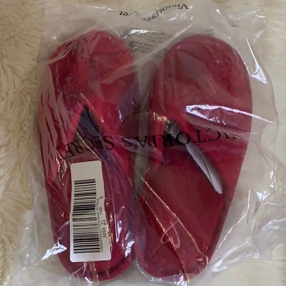 Victoria’s Secret Pom Pom Slippers - Picture 6 of 7